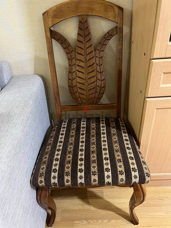 4 pcs of solid classical wooden chairs throwing price 2