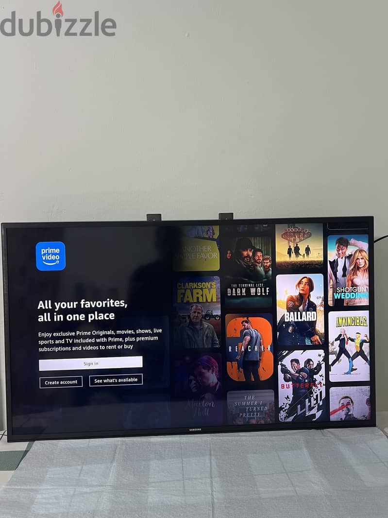 Samsung 43 inch 4K Smart tv and wall mount 7