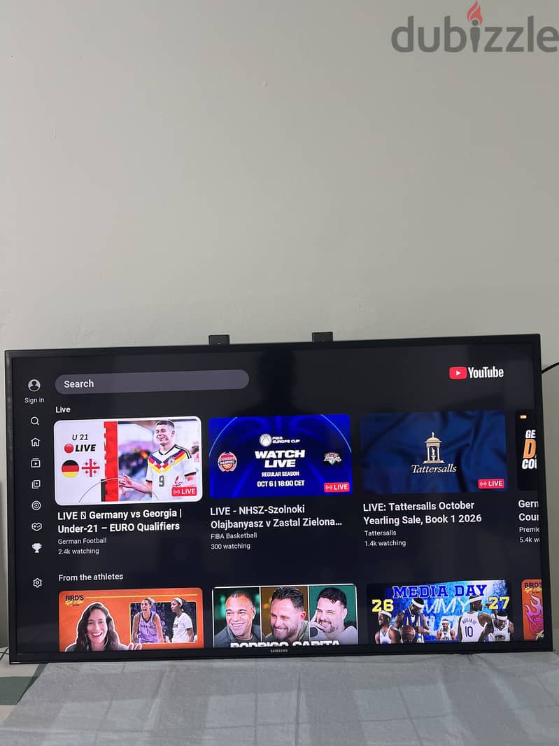 Samsung 43 inch 4K Smart tv and wall mount 8