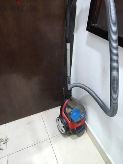2 vacuum cleaner.  candy & Philips