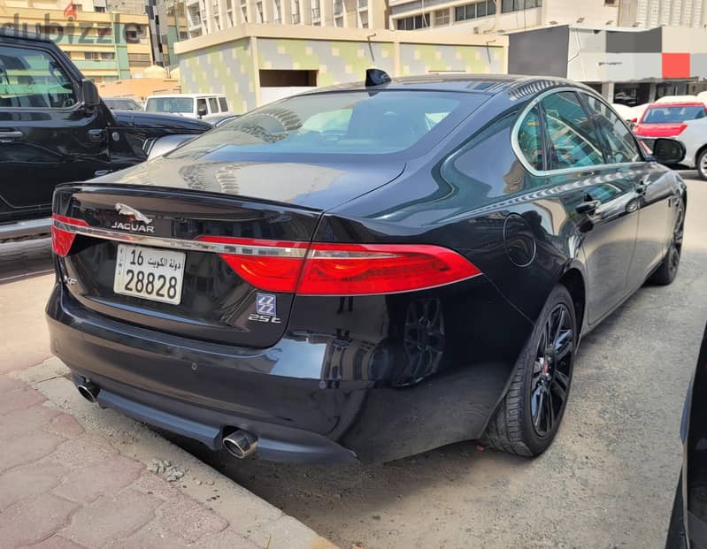 Jaguar XF 2018 3