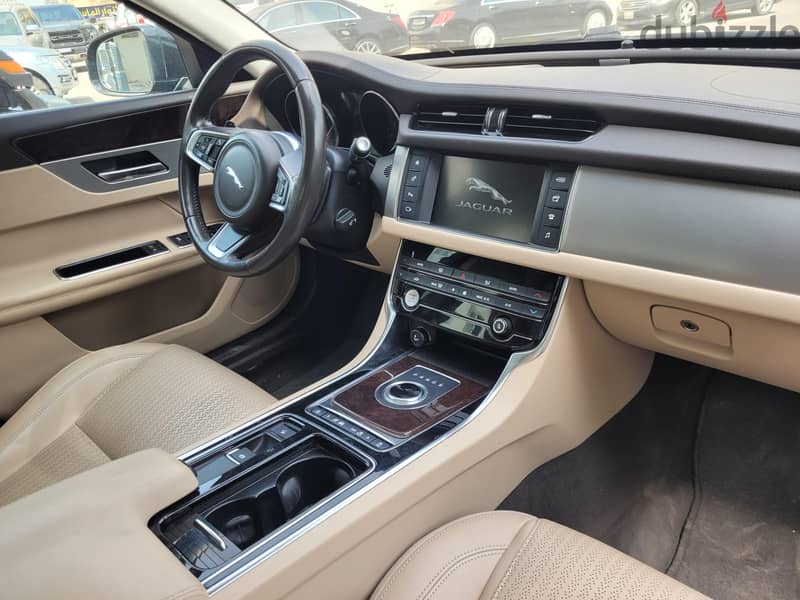 Jaguar XF 2018 10