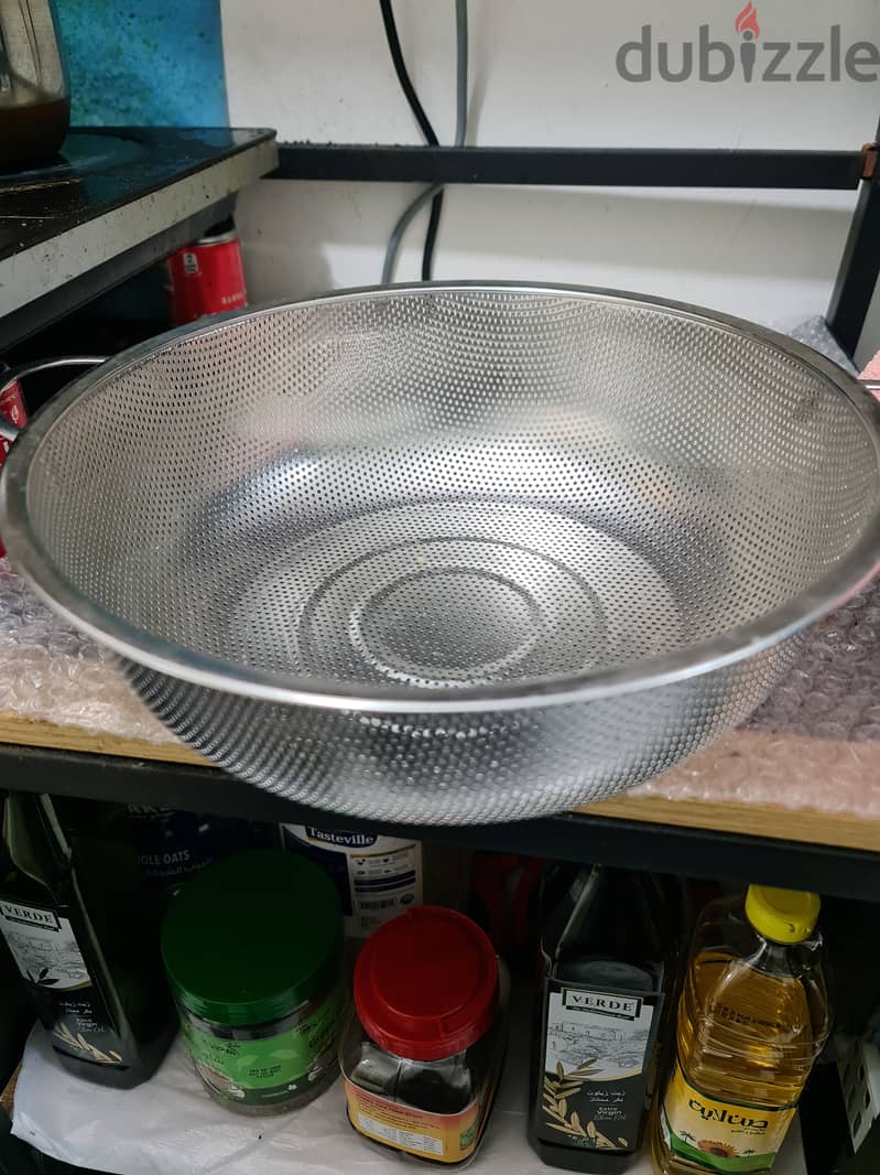 USED HOUSEHOLD VESSELS AND POTS 5