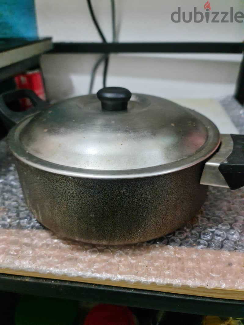 USED HOUSEHOLD VESSELS AND POTS 6