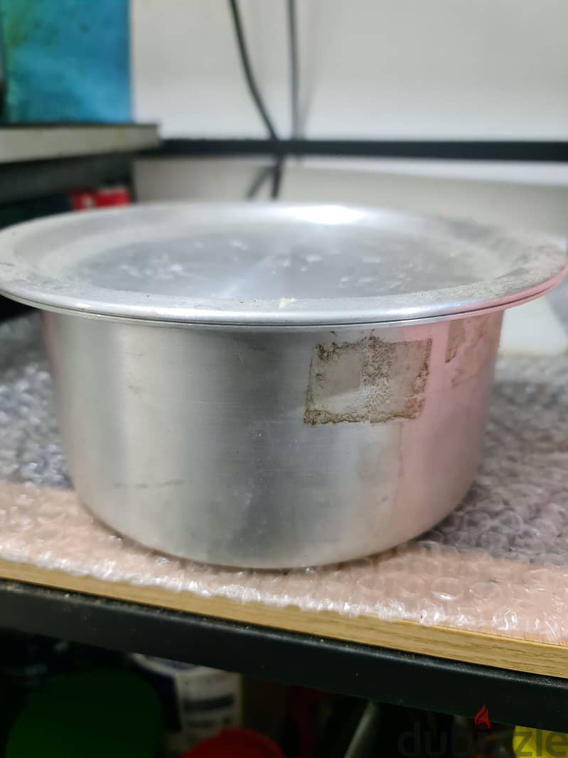 USED HOUSEHOLD VESSELS AND POTS 7