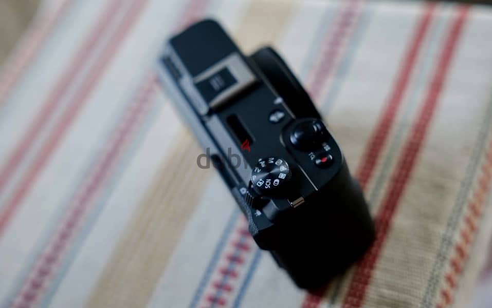Canon PowerShot V1 camera 1