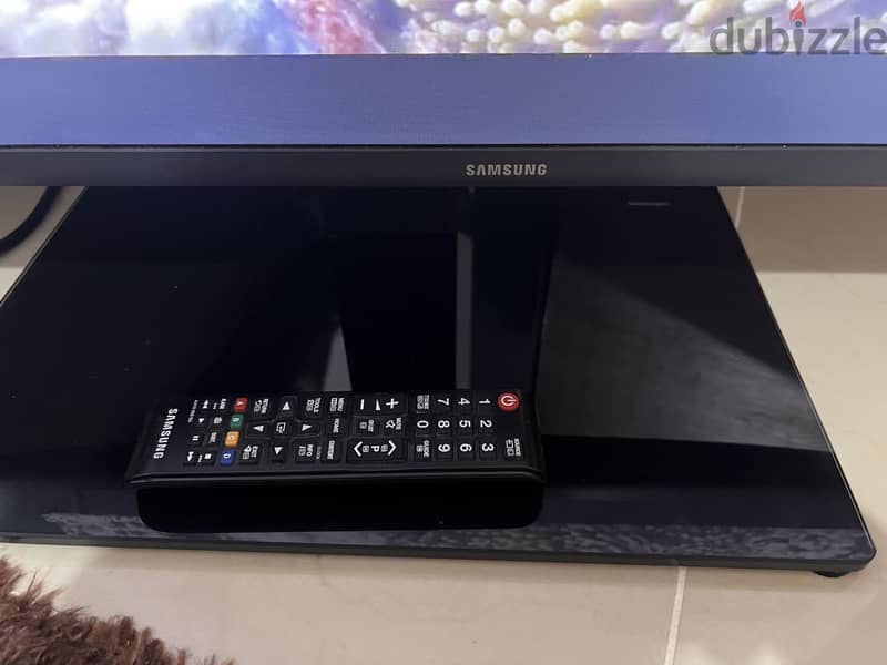 Samsung 32 inch led with original remote and stand 3