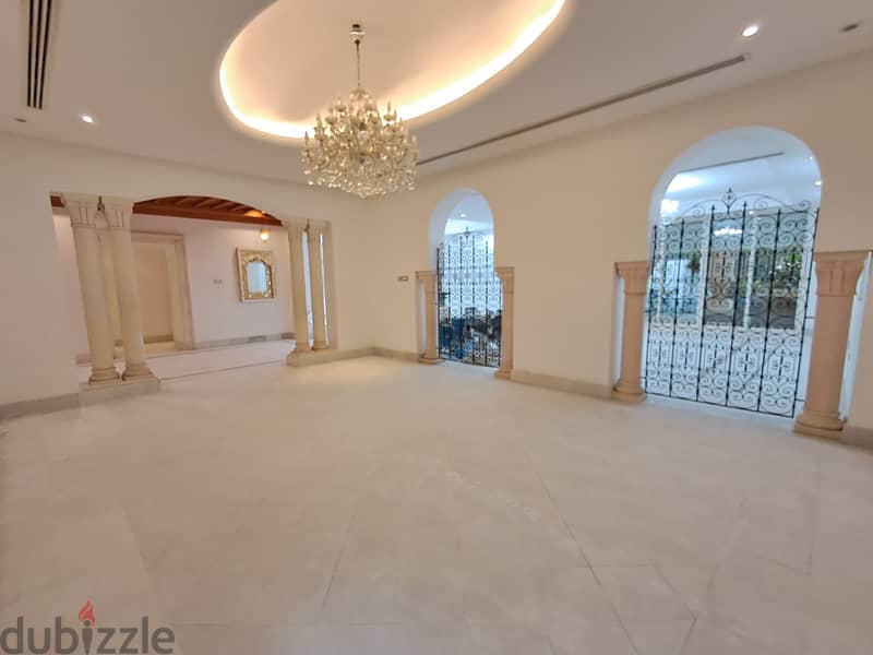5 Bedroom Villa in Qortuba 3