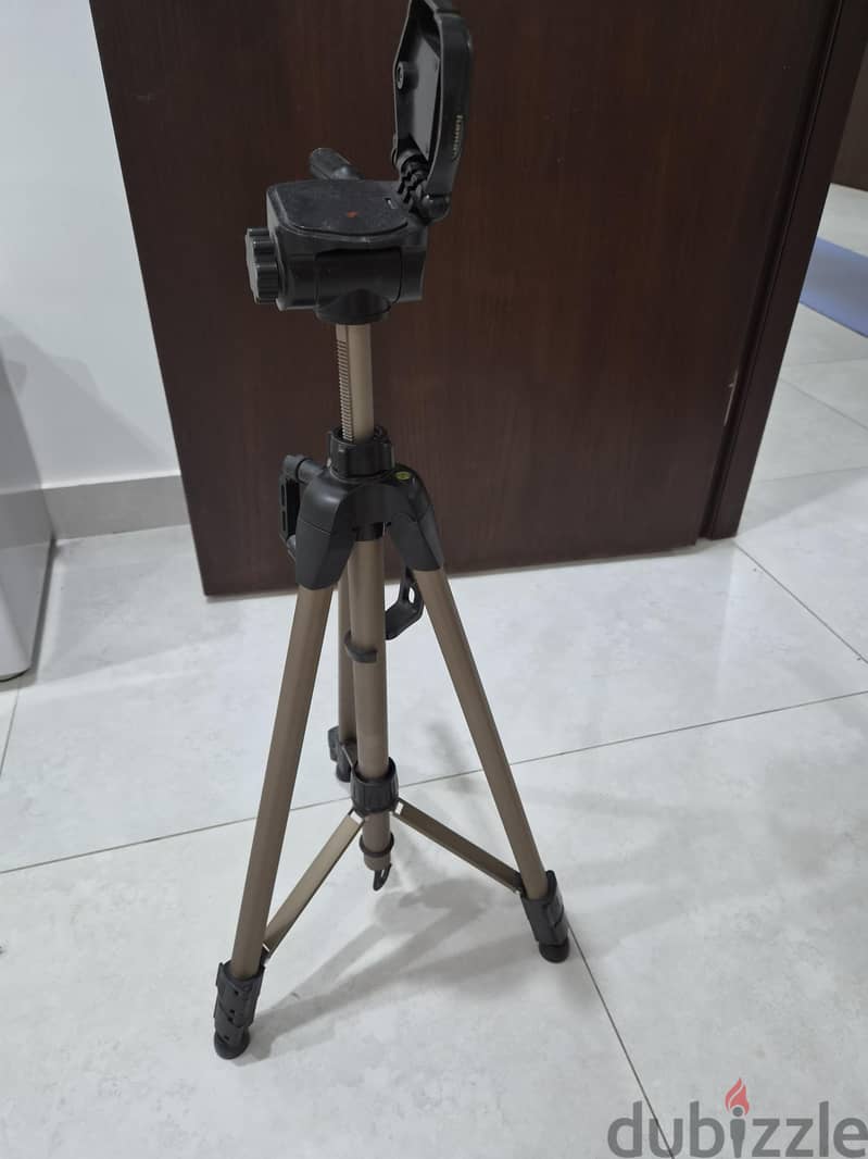 Nikon Coolpix S9900 (30x optical zoom) excellent condition with tripod 10
