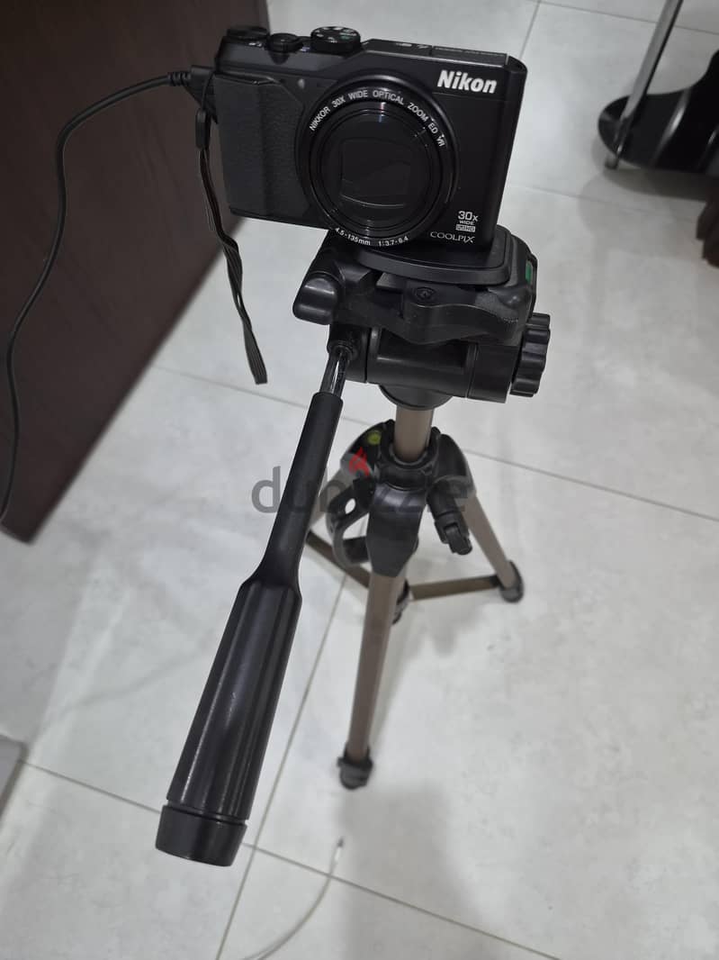 Nikon Coolpix S9900 (30x optical zoom) excellent condition with tripod 12
