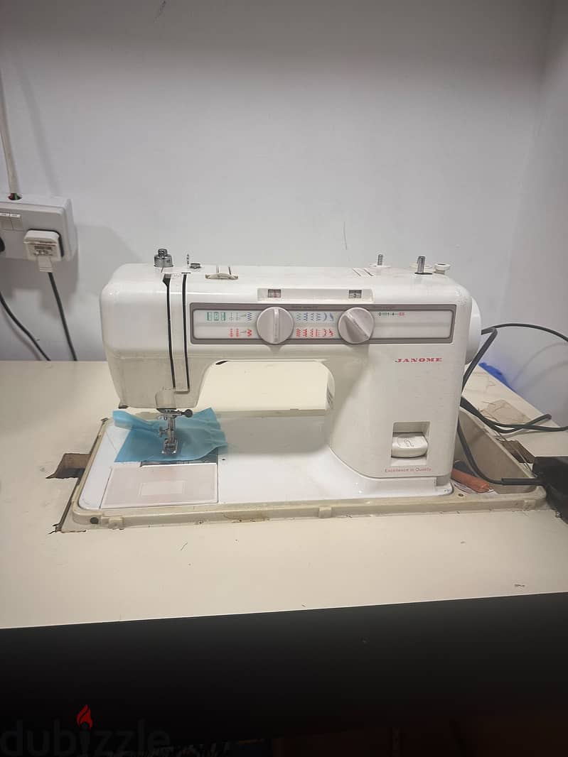 Excellent condition sewing machine 2