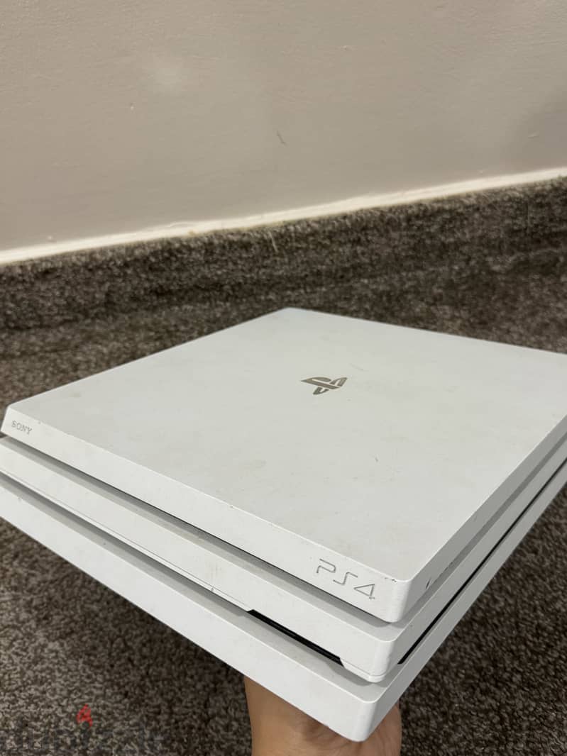 PS4 PRO Glacier White Edition 4