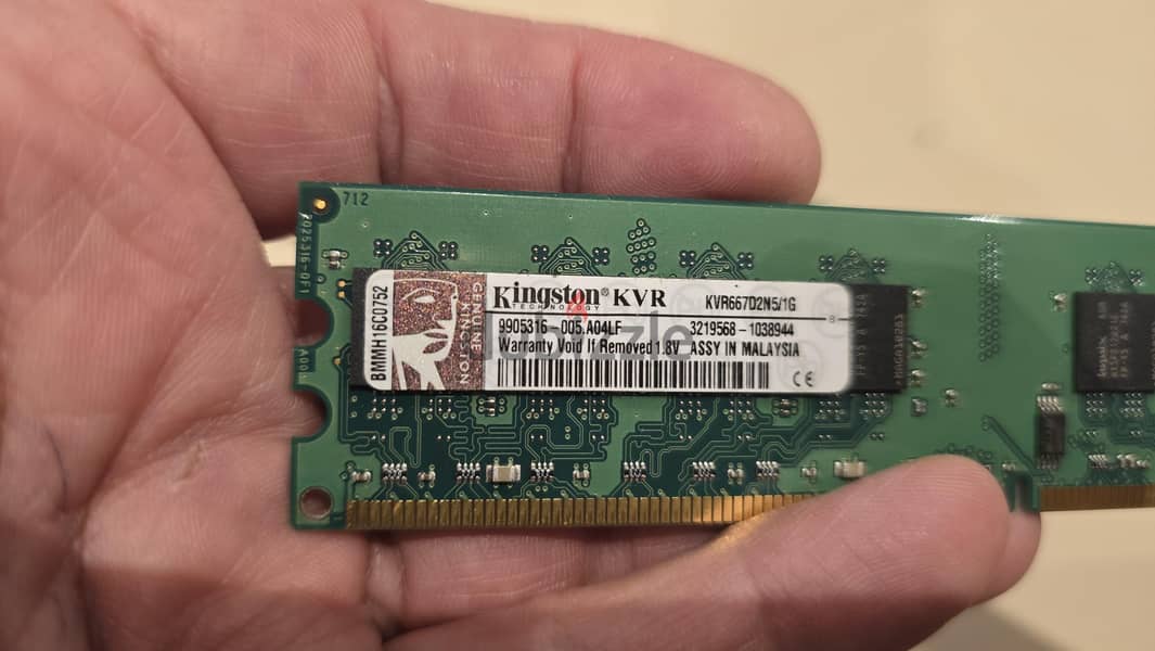 Two 1GB DDR2 SDRAM 2