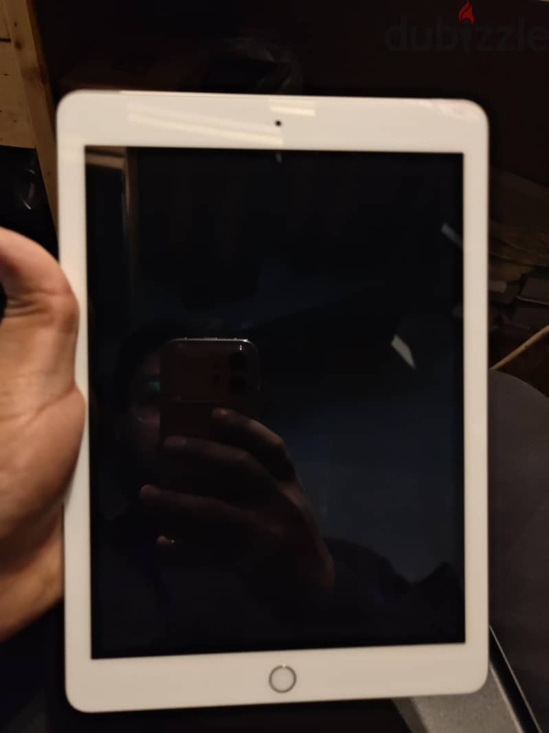 apple ipad 5th generation 32gb with simcardneat and good condition 1