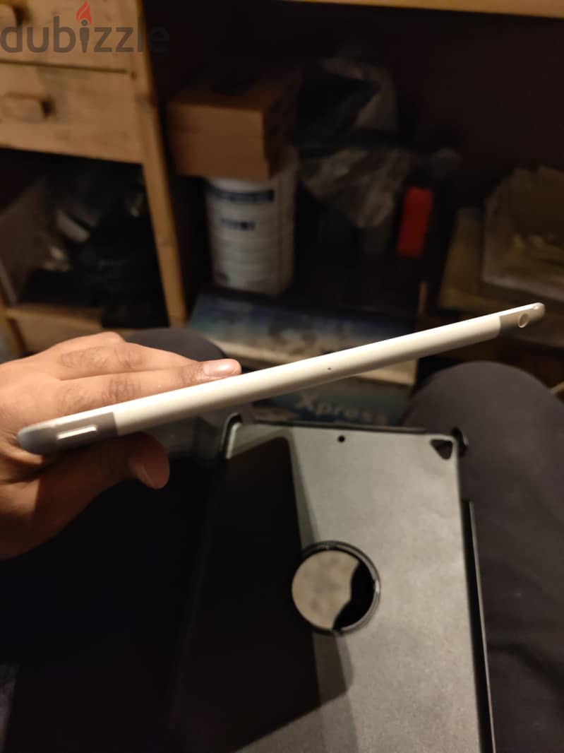 apple ipad 5th generation 32gb with simcardneat and good condition 3