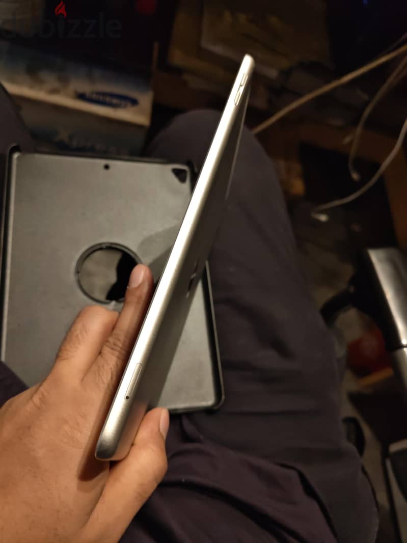 apple ipad 5th generation 32gb with simcardneat and good condition 5