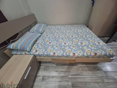 Bed with 2 drawers and matress