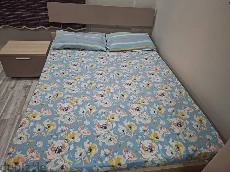 Bed with 2 drawers and matress 1
