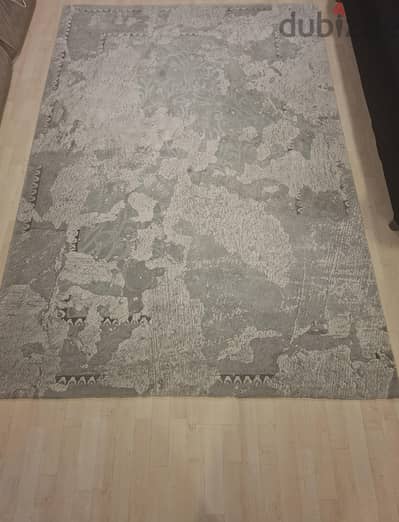 grey carpet