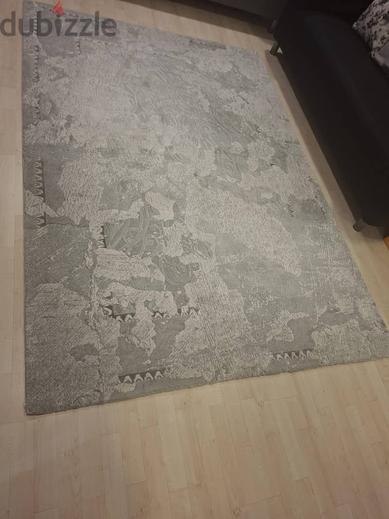 grey carpet 1