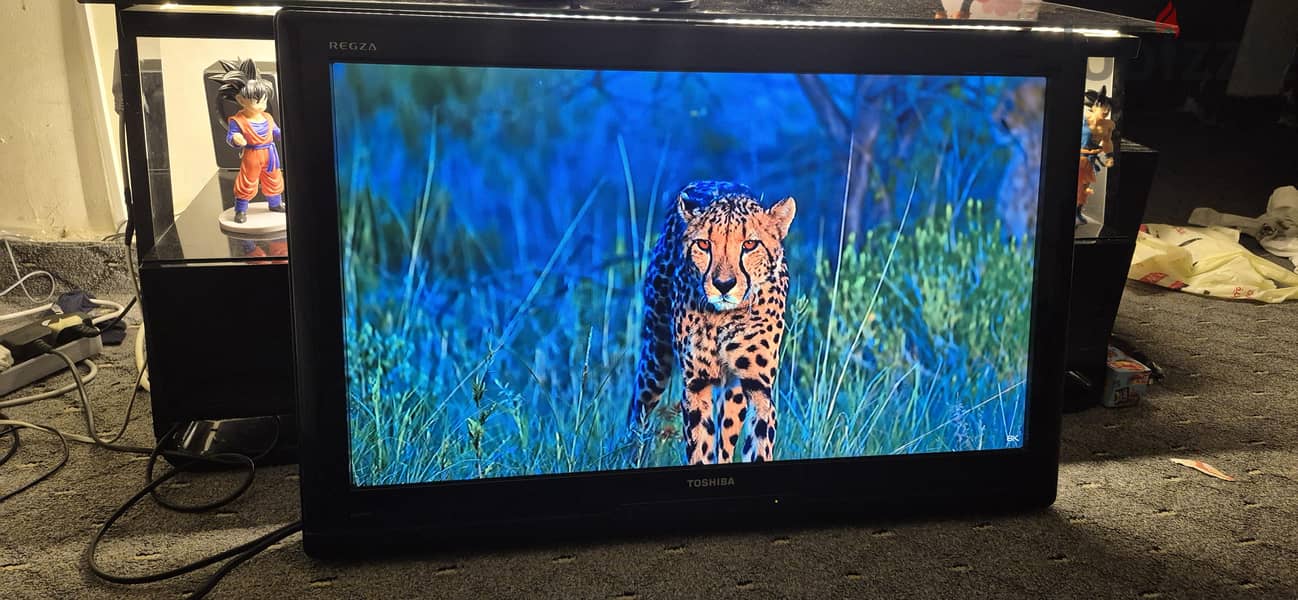 TOSHIBA tv not smart and without remote 30 inch like new 1