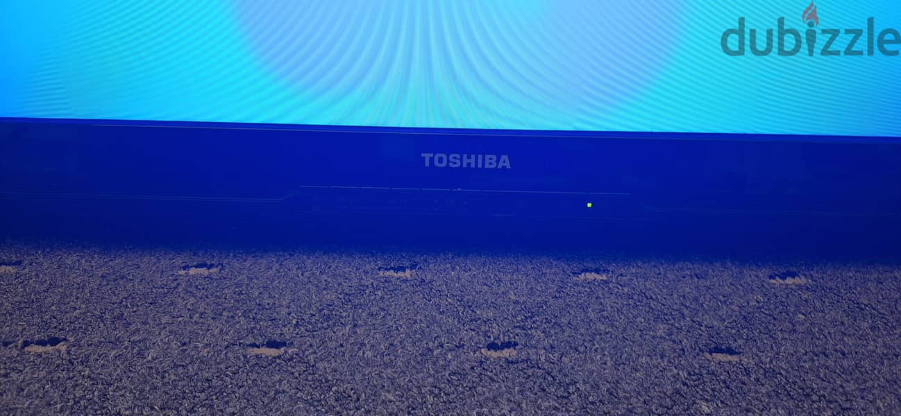 TOSHIBA tv not smart and without remote 30 inch like new 3