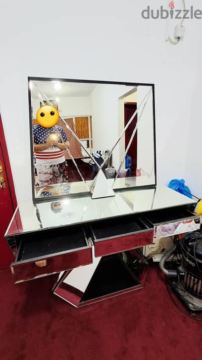 Dressing Table دُرْج طاولة