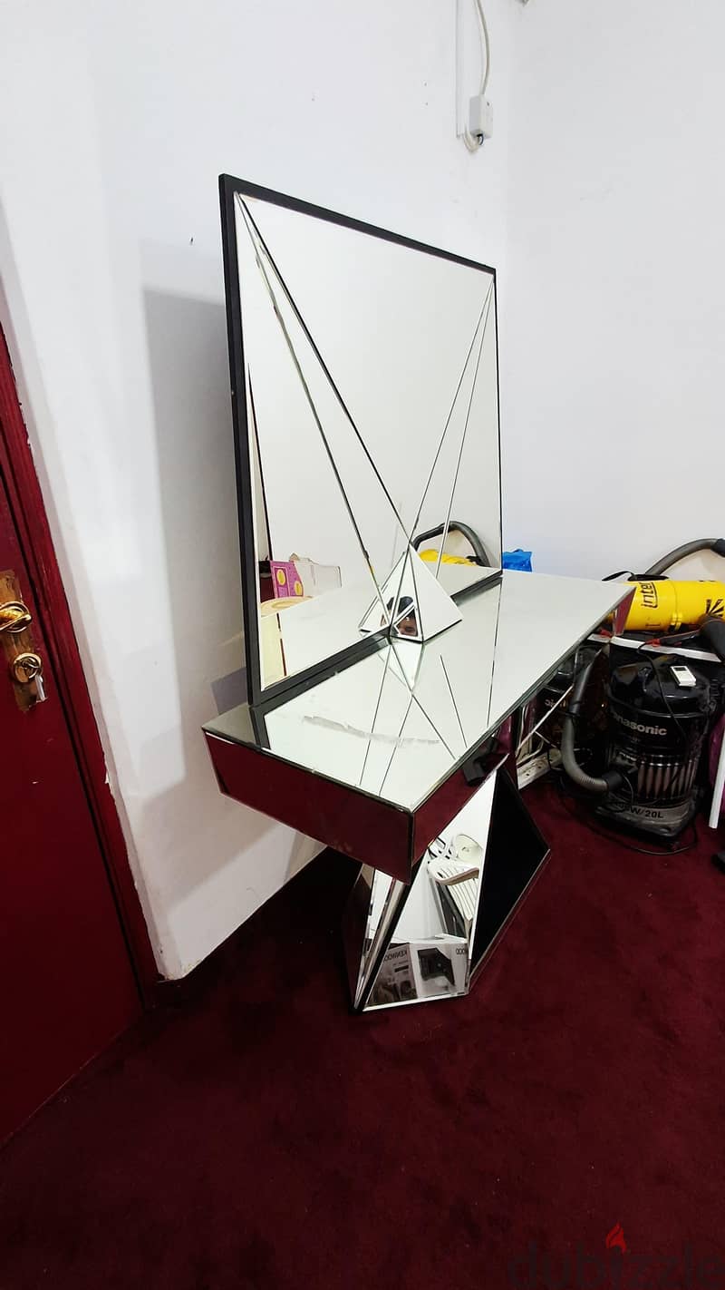 Dressing Table دُرْج طاولة 1