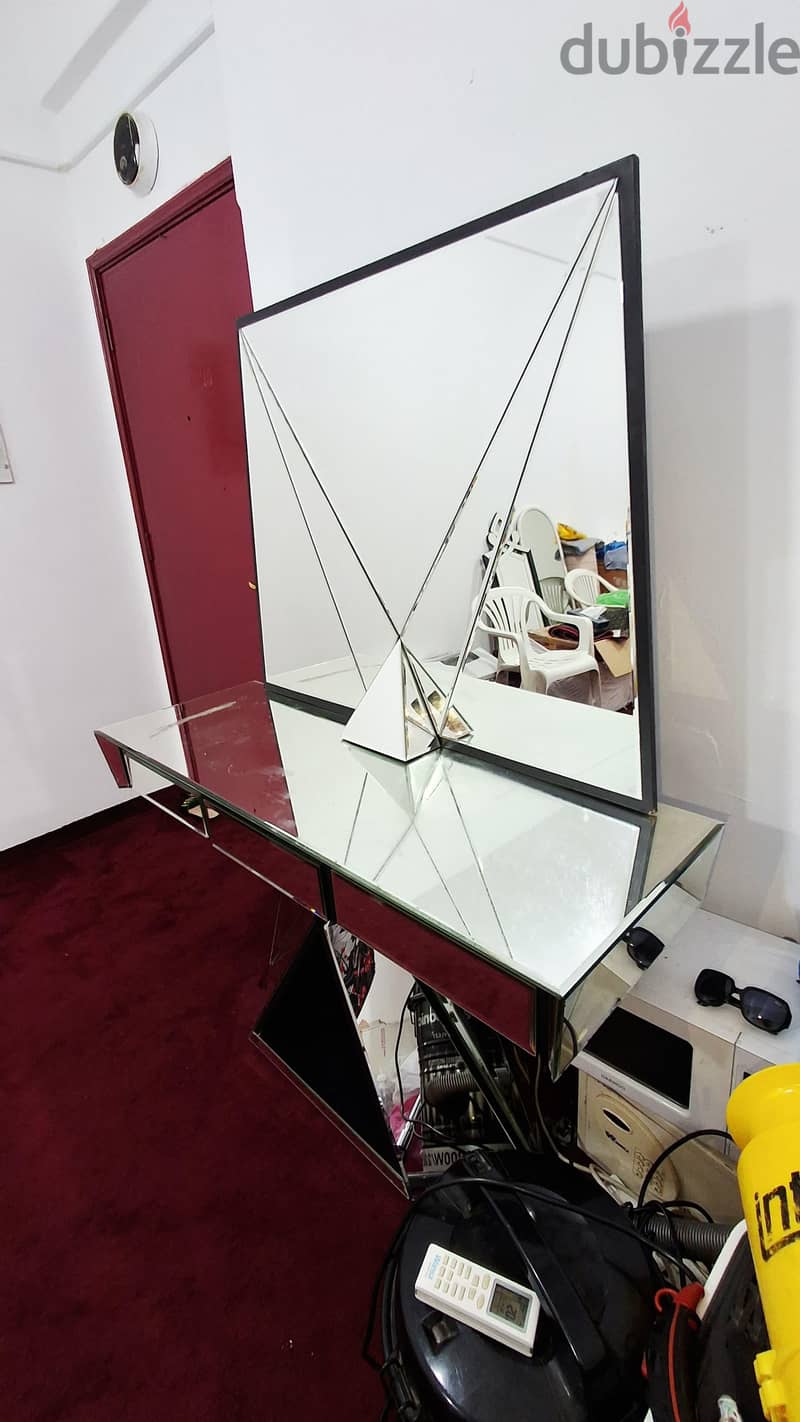 Dressing Table دُرْج طاولة 2