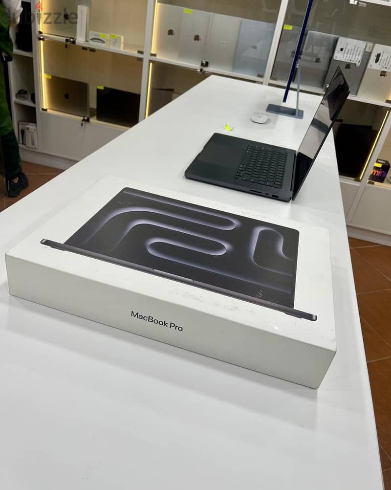 Macbook Pro 16" M5 Max 48GB 2TB 40-Core GPU Space 3