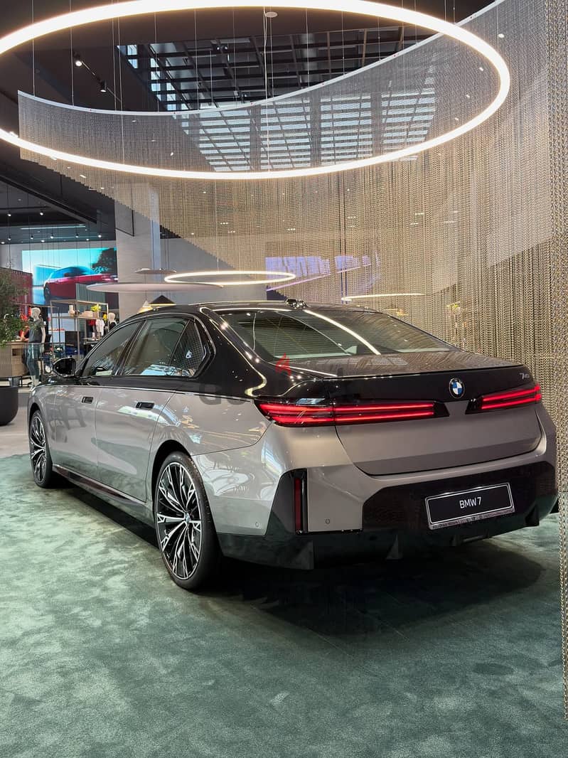 BMW 7-Series 2027 سيارة بي إم دبليو الفئة السابعة المحدثة، سيارة السيد 5