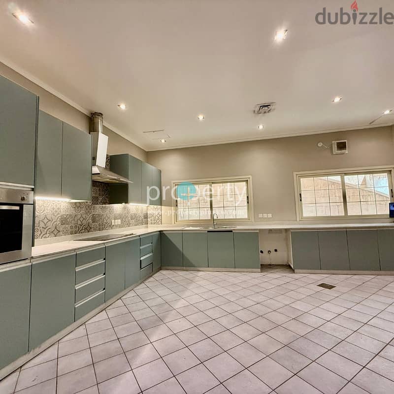 SPACIOUS SEVEN BEDROOM VILLA AVAILABLE IN ADAN 9