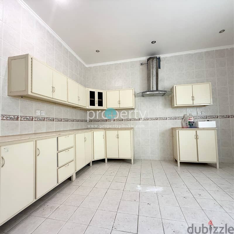 SPACIOUS SEVEN BEDROOM VILLA AVAILABLE IN ADAN 16