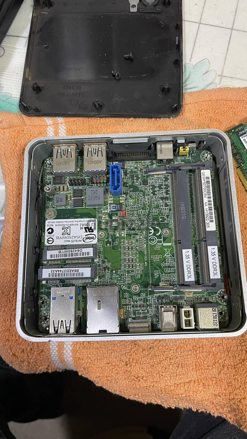 Intel NUC D54250WYK mini desktop computer 3