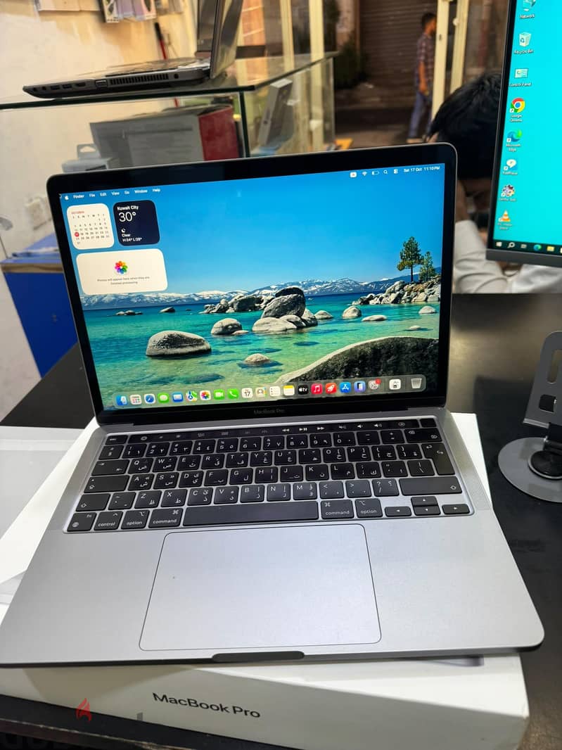 MacBook pro touchbar M2 RAM 8. stroge 256GB 1