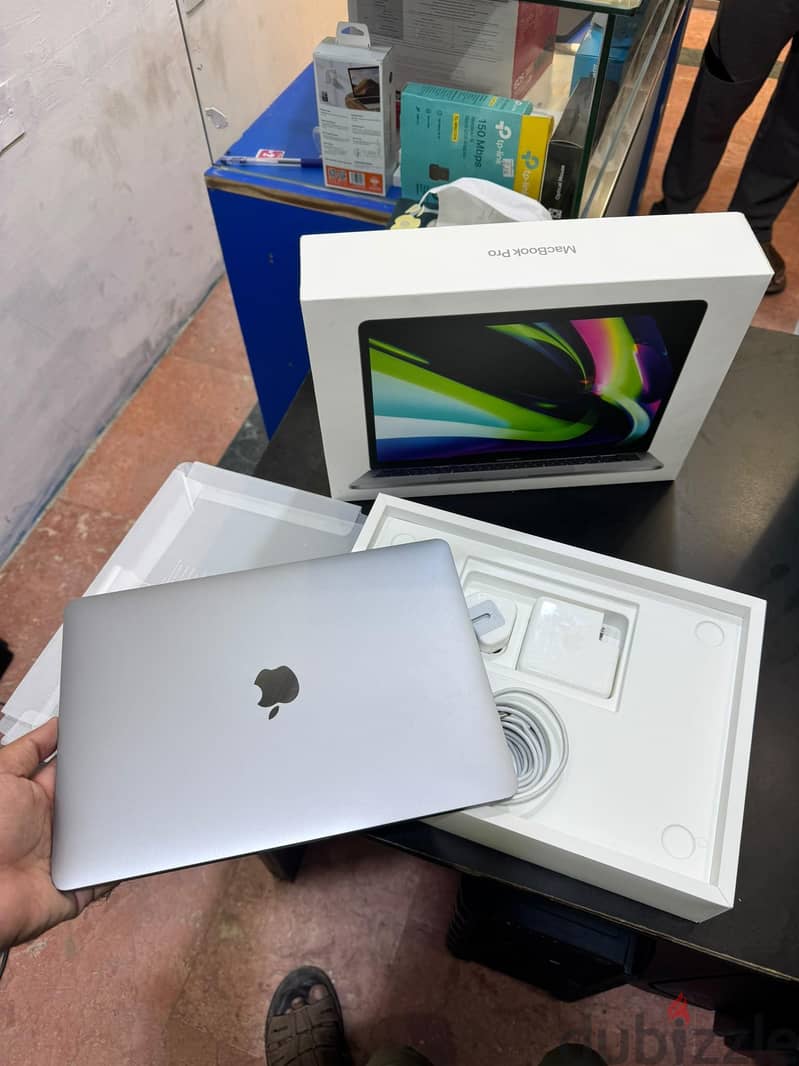 MacBook pro touchbar M2 RAM 8. stroge 256GB 3