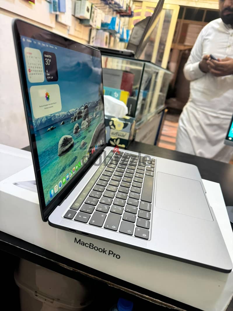 MacBook pro touchbar M2 RAM 8. stroge 256GB 4