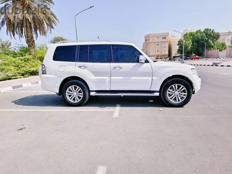 urgent sale mustabi hi Pajero 2014 v6 4X4  1 year insurance 2