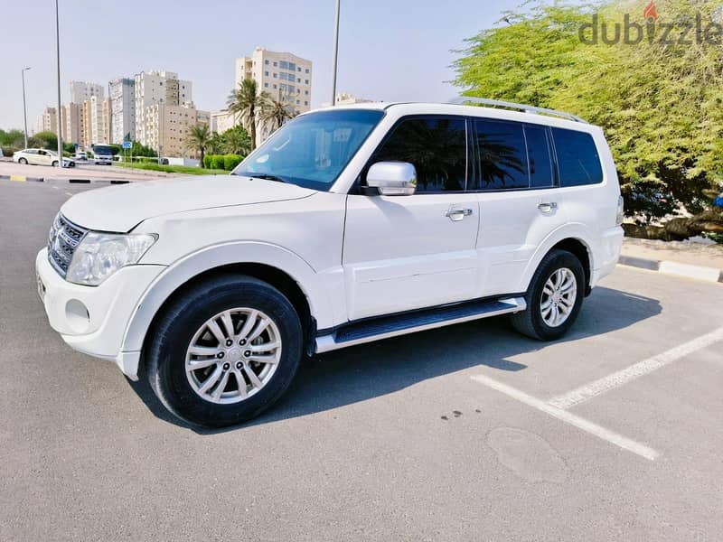 urgent sale mustabi hi Pajero 2014 v6 4X4  1 year insurance 4
