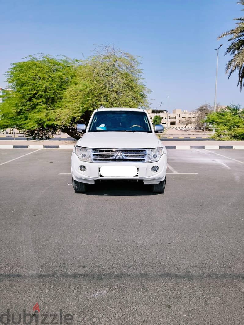 urgent sale mustabi hi Pajero 2014 v6 4X4  1 year insurance 6