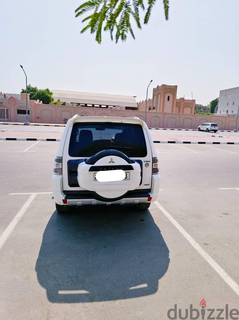 urgent sale mustabi hi Pajero 2014 v6 4X4  1 year insurance 7