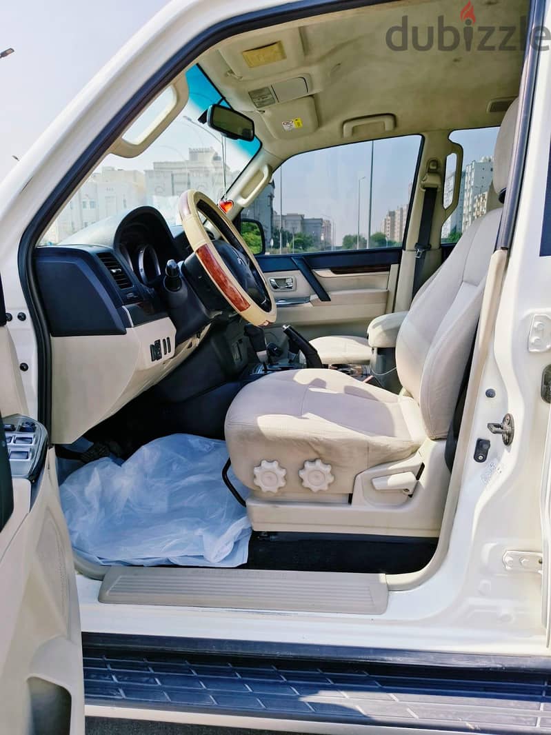 urgent sale mustabi hi Pajero 2014 v6 4X4  1 year insurance 10