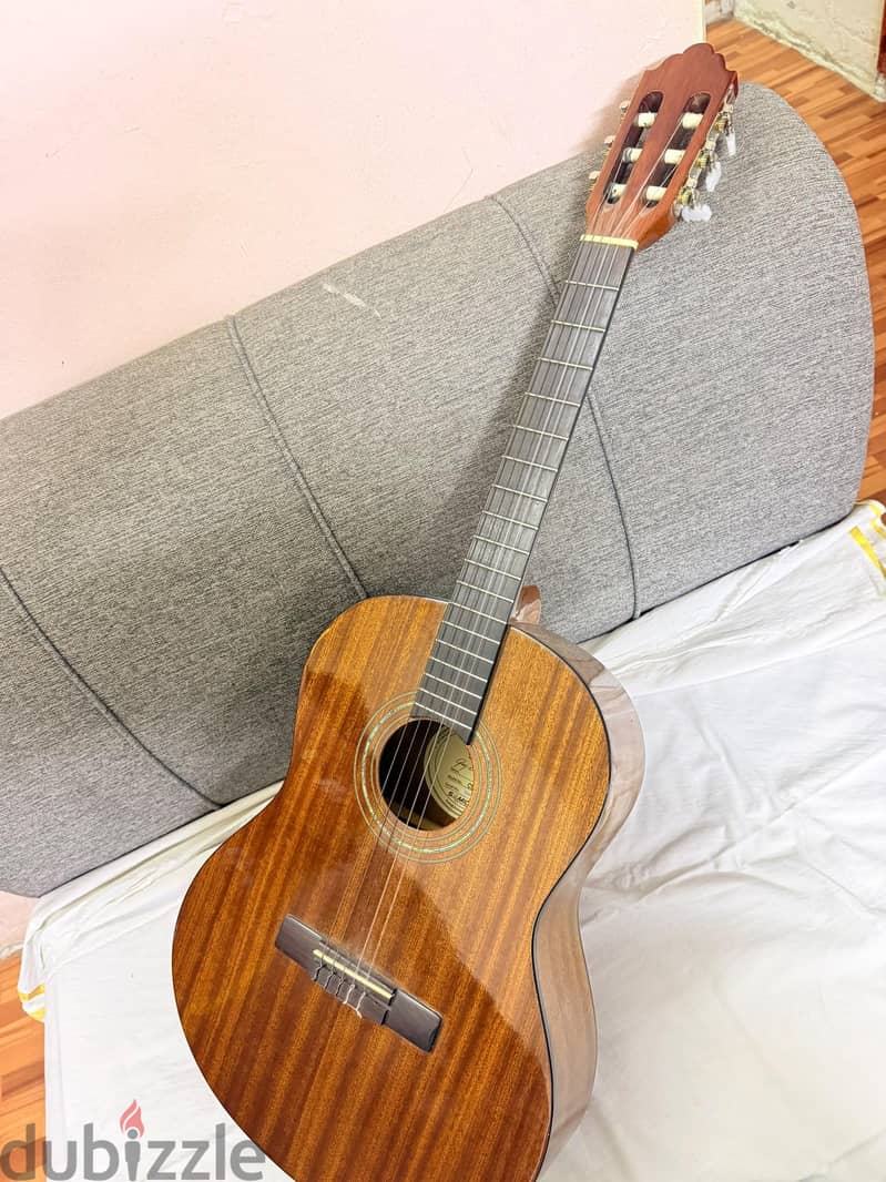 guitar for sale in excellent condition 30kd 2