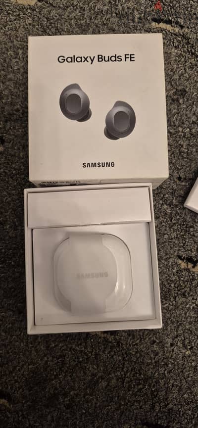 Snmsung Galaxy Buds FE like new no problems including 3 free case