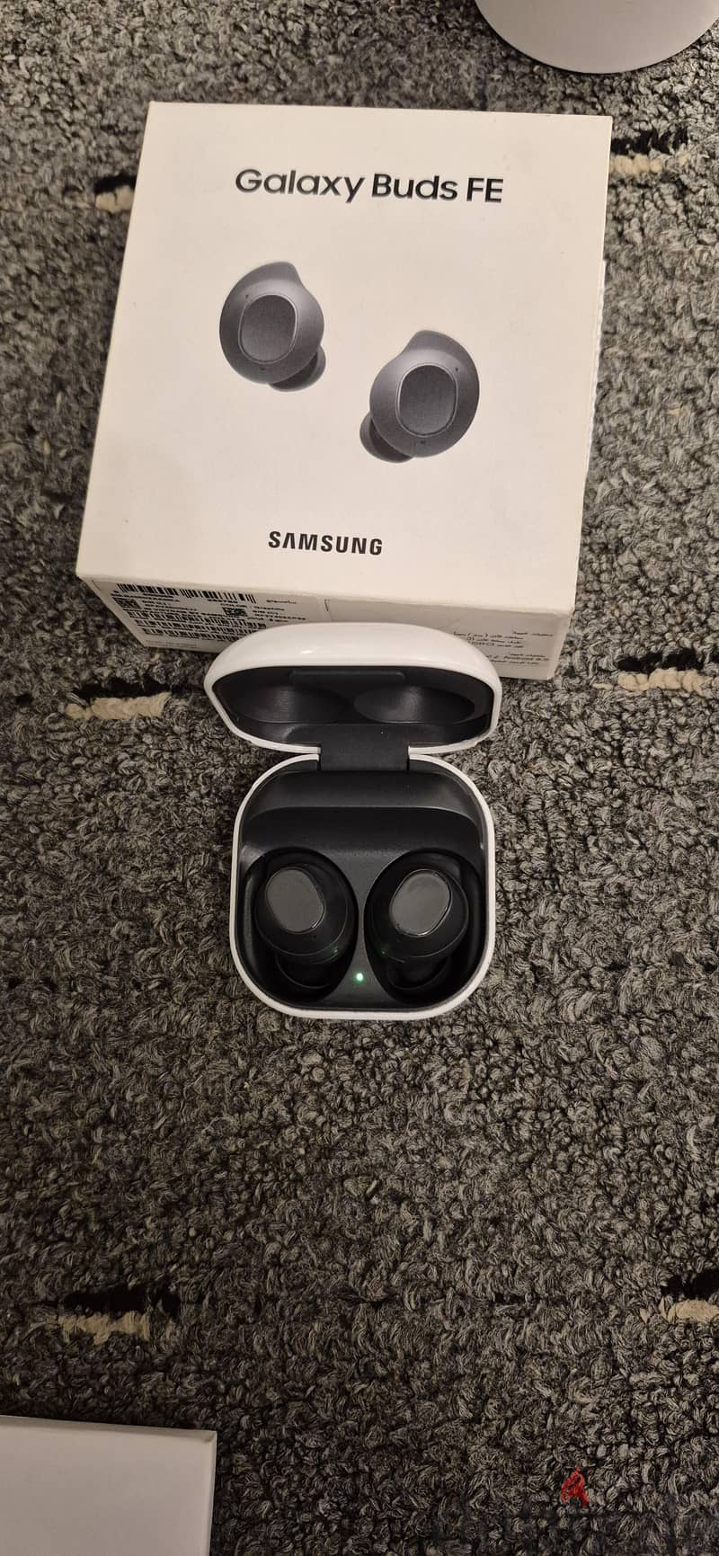 Snmsung Galaxy Buds FE like new no problems including 3 free case 1