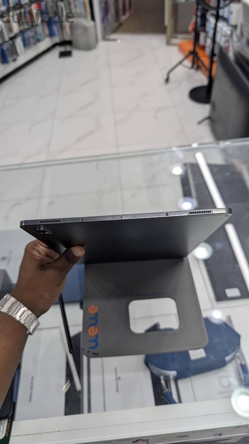 Samsung Galaxy tab s9 ultra with keyboard 7