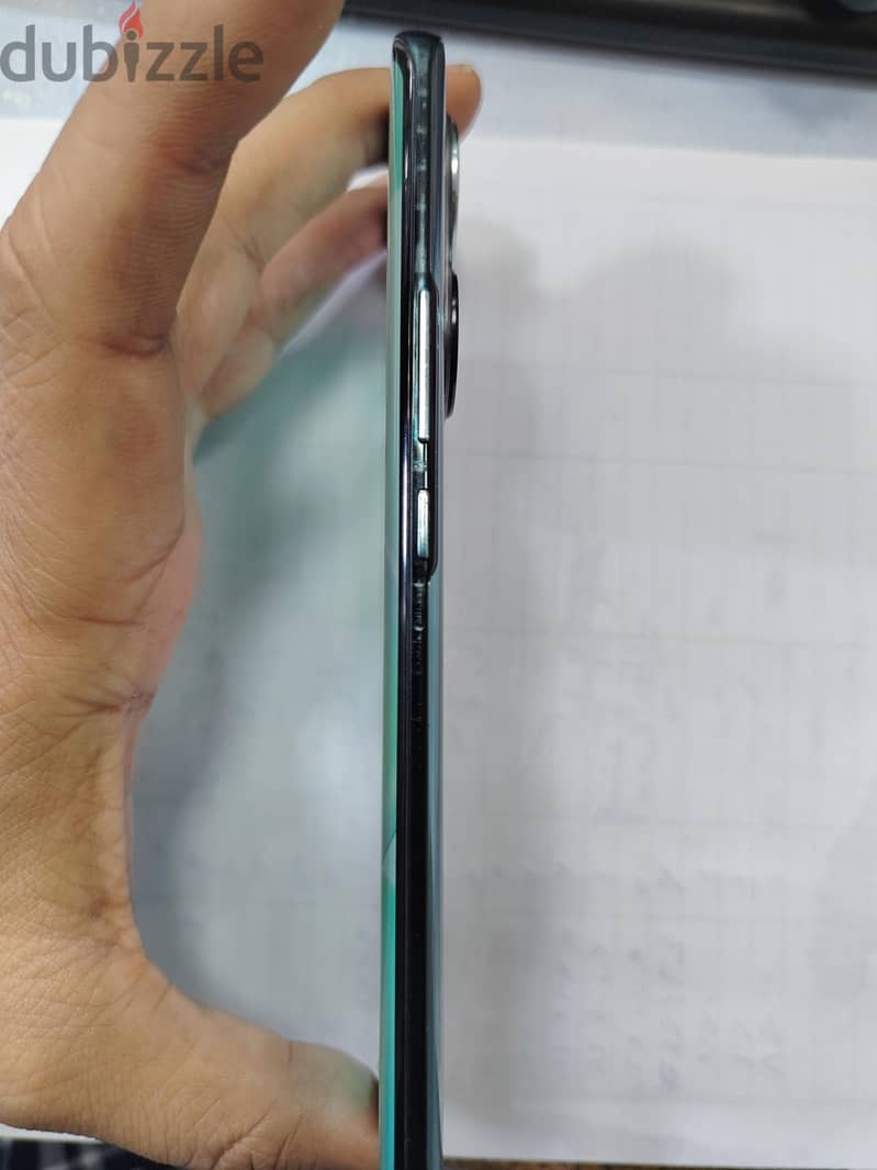honor 50 have small scratch under the screen 1