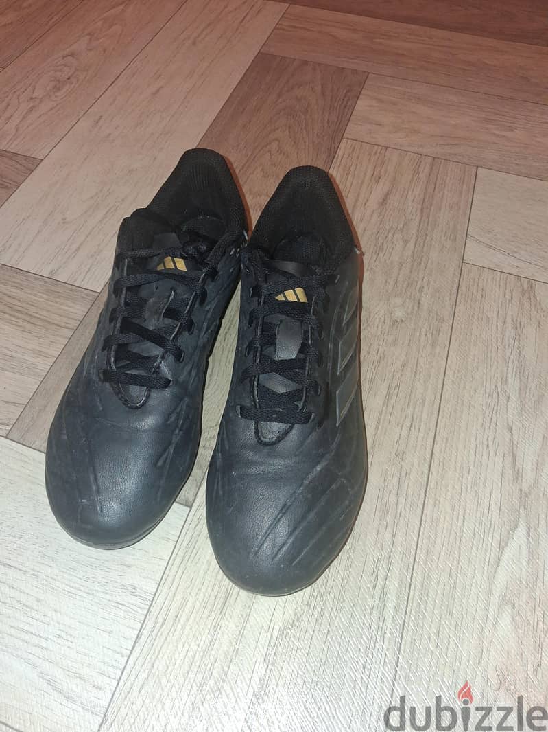 للبيع جوتي كرة Adidas copa pure/ اللون أسود و أصفر/ المقاس 38 تقريباً 1