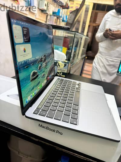 MacBook pro touchbar M2 RAM 8GB storage 256GB