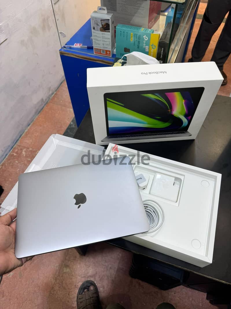 MacBook pro touchbar M2 RAM 8GB storage 256GB 1